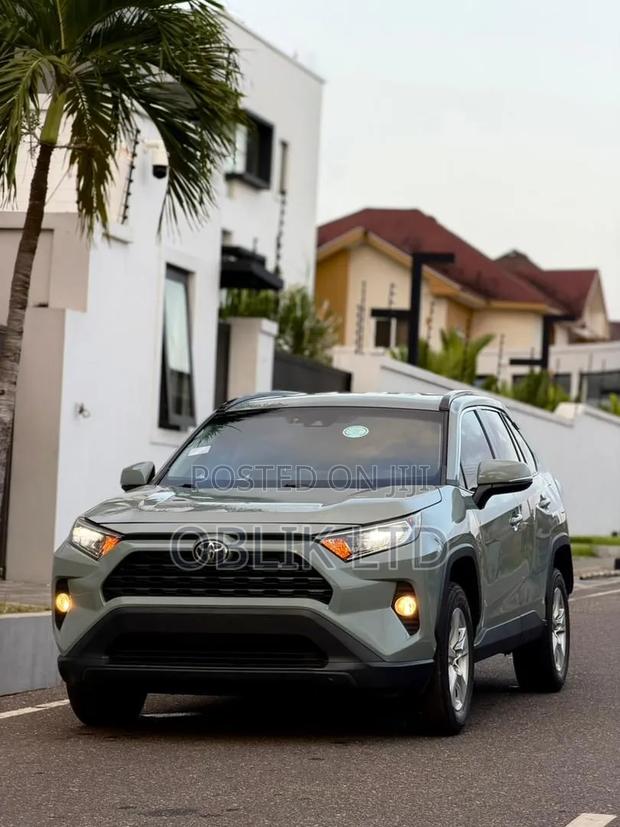 Toyota RAV4 XLE 2022 Gray