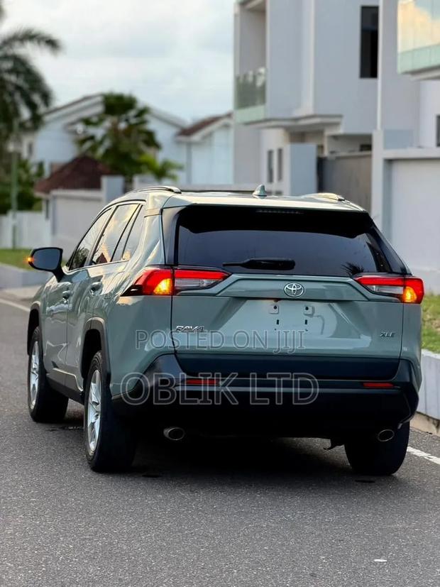 Toyota RAV4 XLE 2022 Gray