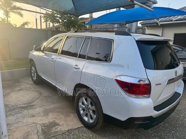Toyota Highlander 2.7L 2WD 2013 White