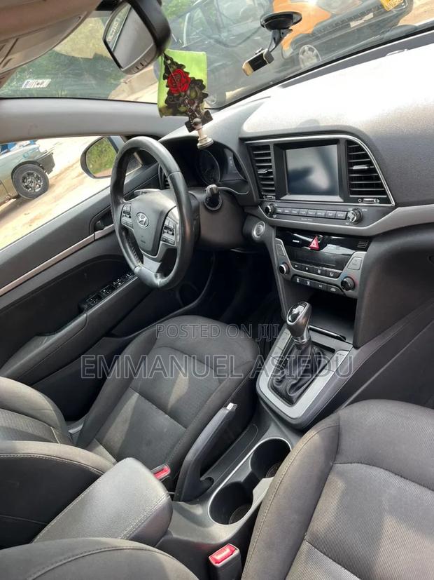 Hyundai Elantra Limited Sedan FWD (2.0L 4cyl 6A) 2017 Gray