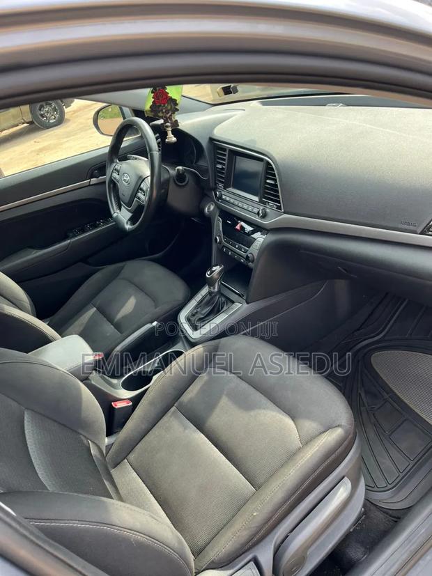 Hyundai Elantra Limited Sedan FWD (2.0L 4cyl 6A) 2017 Gray