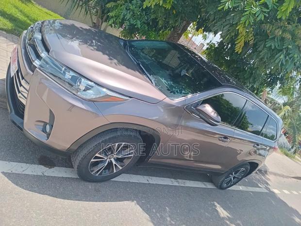 Toyota Highlander LE 2019 Brown