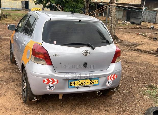 Toyota Vitz 2010 Silver