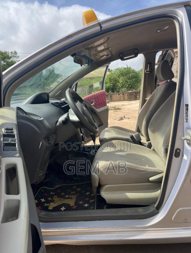 Toyota Vitz 2010 Silver