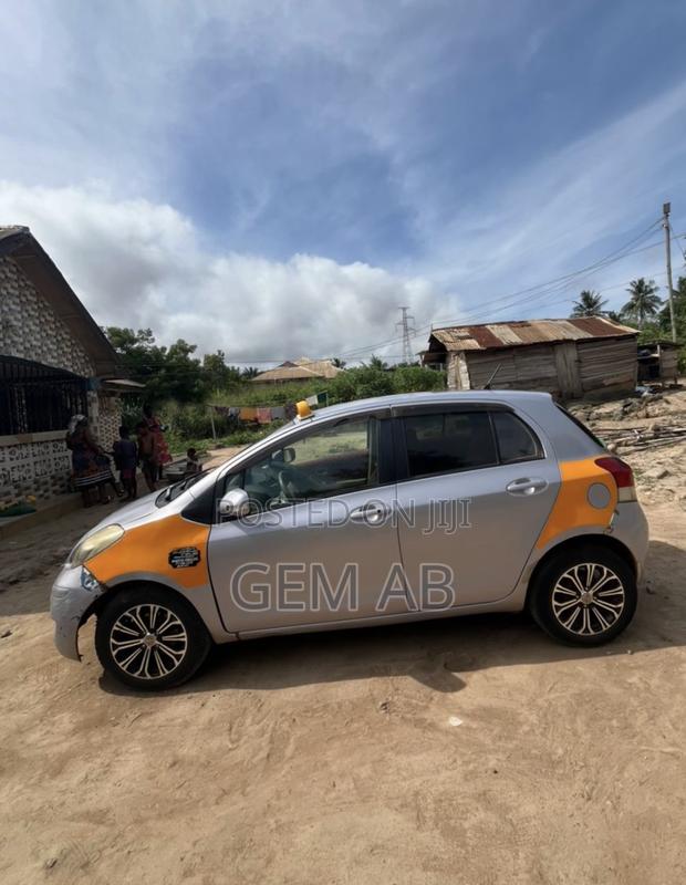 Toyota Vitz 2010 Silver