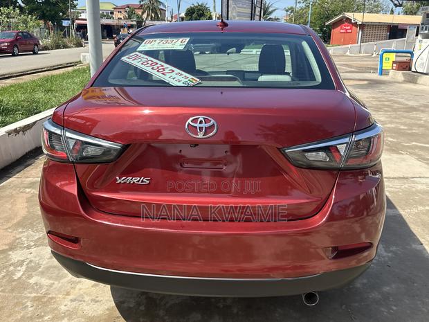 Toyota Yaris 1.5 Sedan XLE 2020 Red