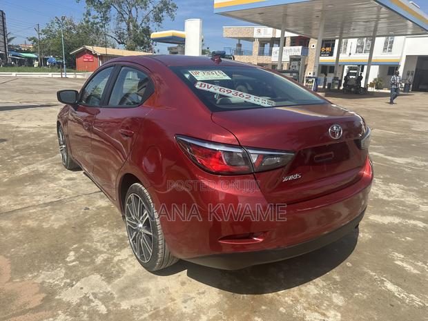 Toyota Yaris 1.5 Sedan XLE 2020 Red