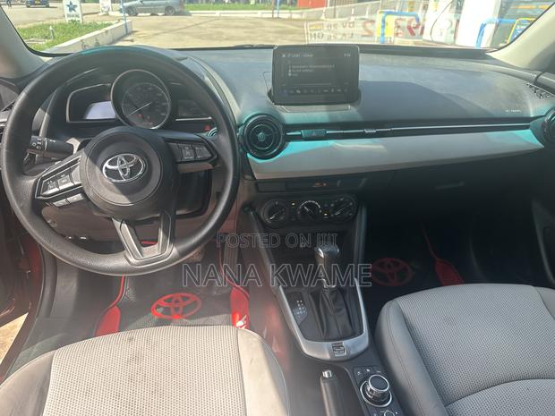 Toyota Yaris 1.5 Sedan XLE 2020 Red