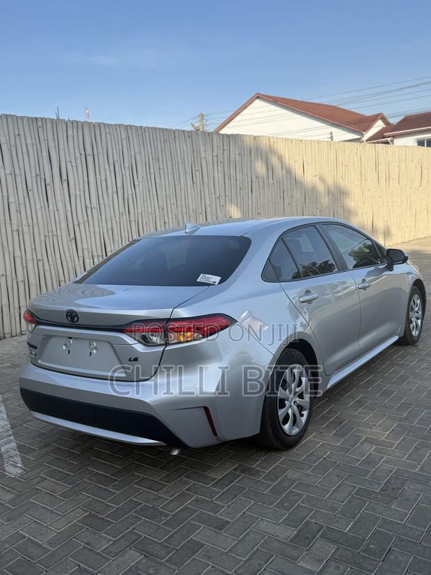 Toyota Corolla LE 2022 Silver