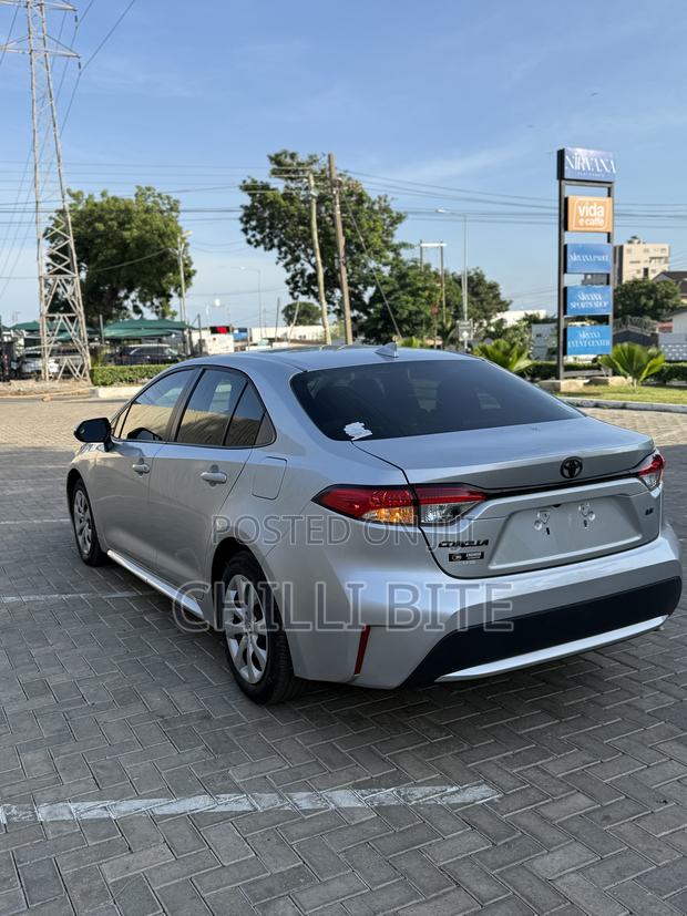 Toyota Corolla LE 2022 Silver