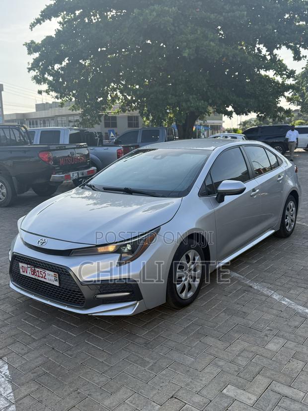 Toyota Corolla LE 2022 Silver