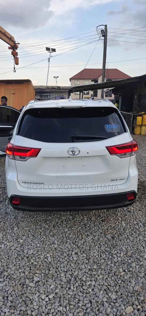 Toyota Highlander XLE 4x2 V6 (3.5L 6cyl 8A) 2017 White