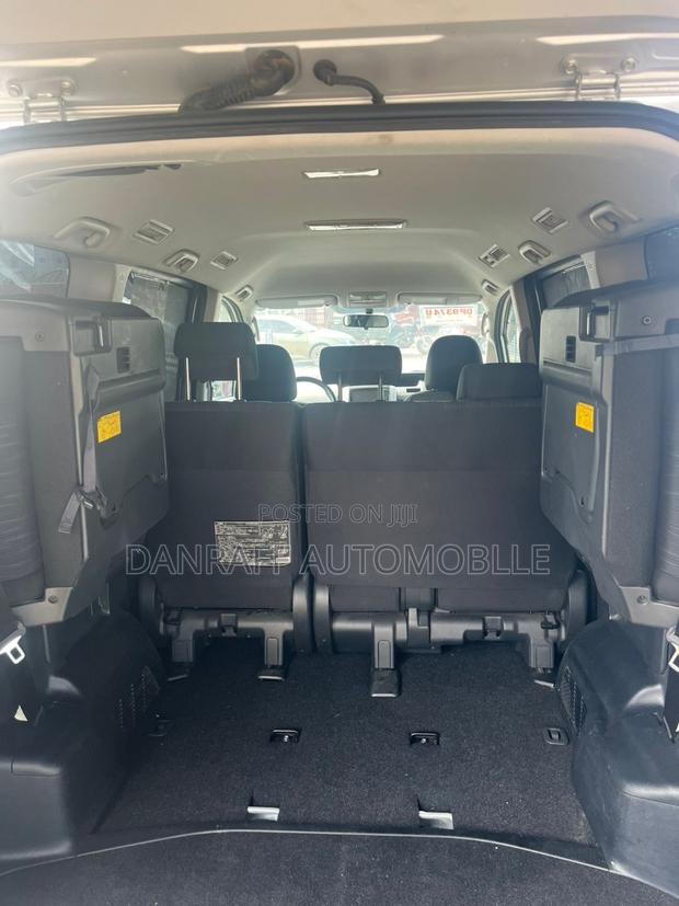 Toyota Voxy 2010 Silver