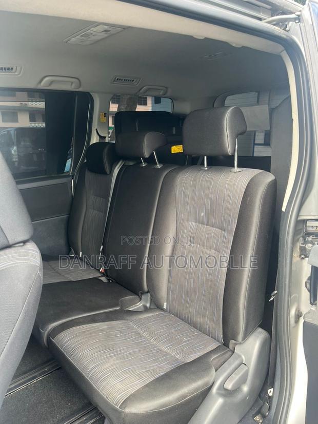 Toyota Voxy 2010 Silver