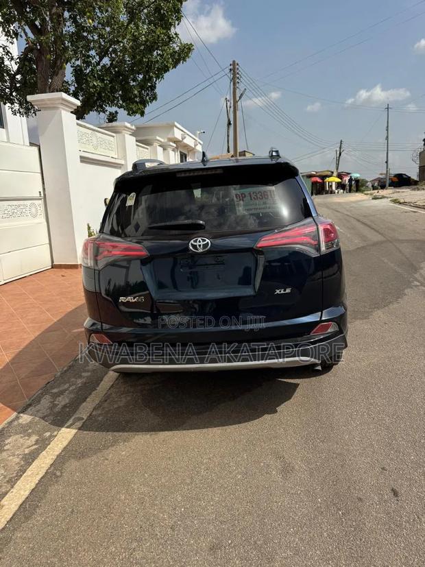 Toyota RAV4 XLE 4dr SUV (2.5L 4cyl 6A) 2018 Blue