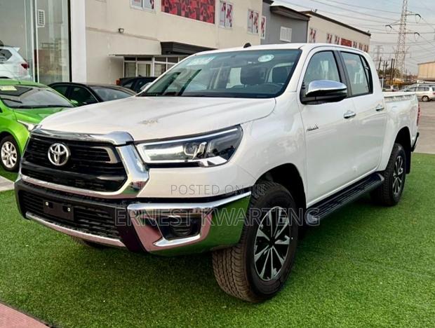 Toyota Hilux 2025 White