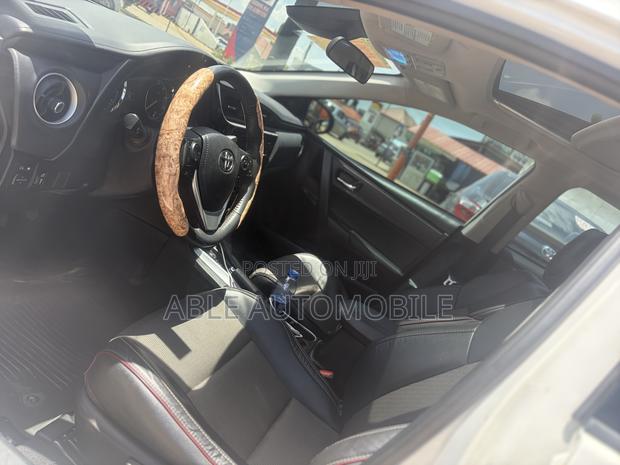 Toyota Corolla SE Special Edition 4dr Sedan (1.8L 4cyl CVT) 2017 White