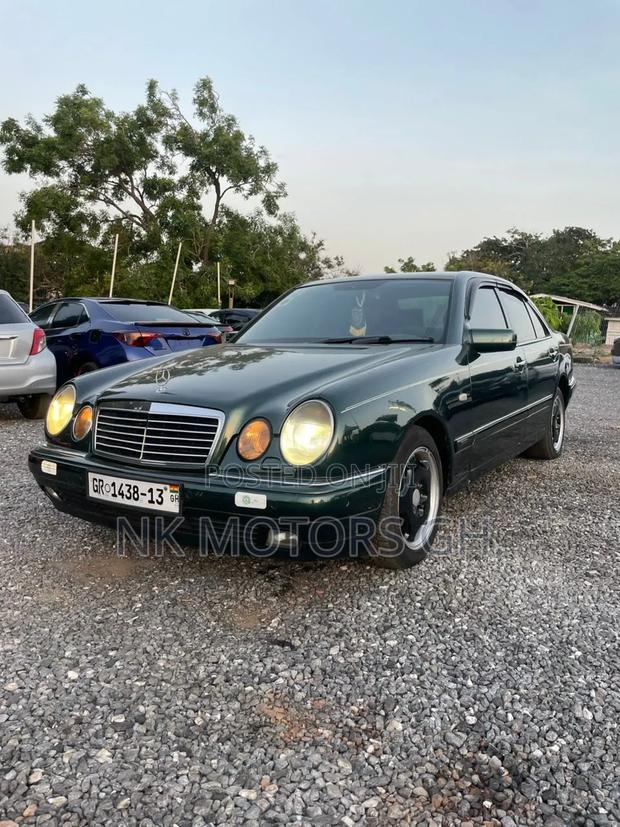 Mercedes-Benz E230 1990 Green