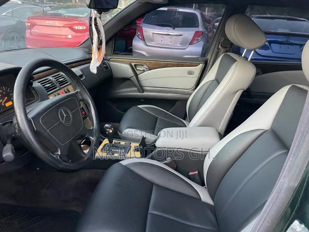 Mercedes-Benz E230 1990 Green