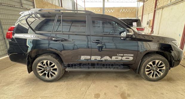 Toyota Land Cruiser Prado 2.8 2023 Black