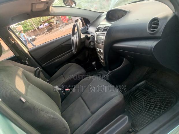 Toyota Yaris Base Sedan 4dr 2010 Green