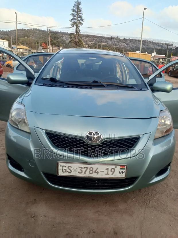 Toyota Yaris Base Sedan 4dr 2010 Green