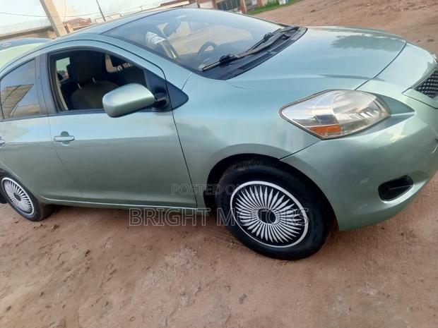 Toyota Yaris Base Sedan 4dr 2010 Green