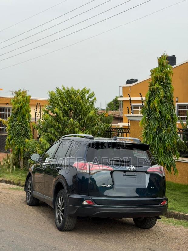 Toyota RAV4 LE 4dr SUV (2.5L 4cyl 6A) 2018 Black