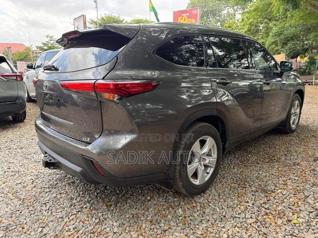 Toyota Highlander XLE 2021 Gray