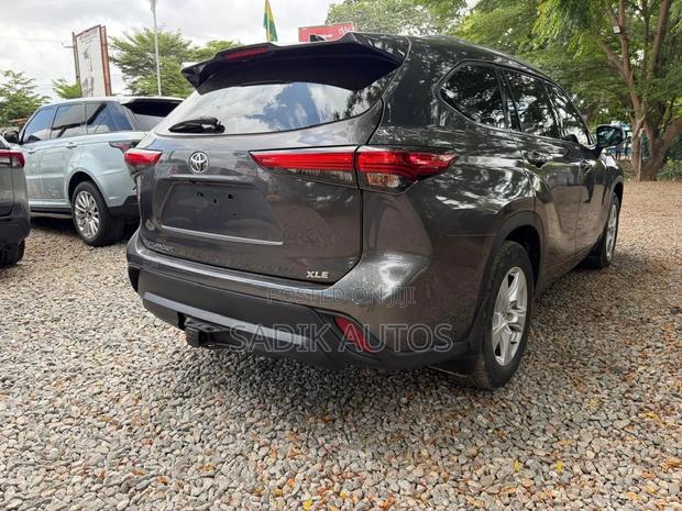 Toyota Highlander XLE 2021 Gray