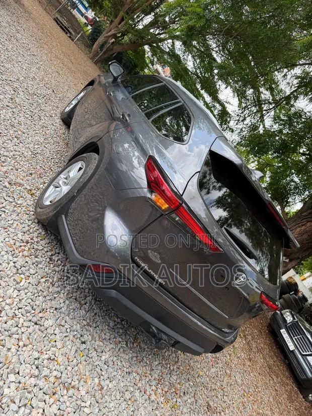 Toyota Highlander XLE 2021 Gray