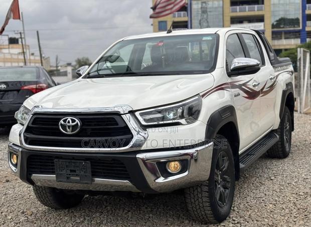 Toyota Hilux Revo Double Cab Petrol 2.7 RWD 2022 White