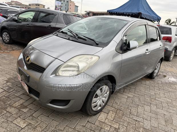 Toyota Vitz 1.3 FWD 5dr 2010 Gray