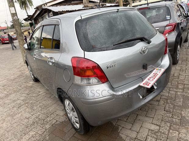 Toyota Vitz 1.3 FWD 5dr 2010 Gray