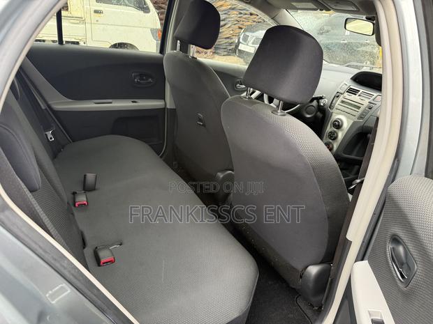 Toyota Vitz 1.3 FWD 5dr 2010 Gray