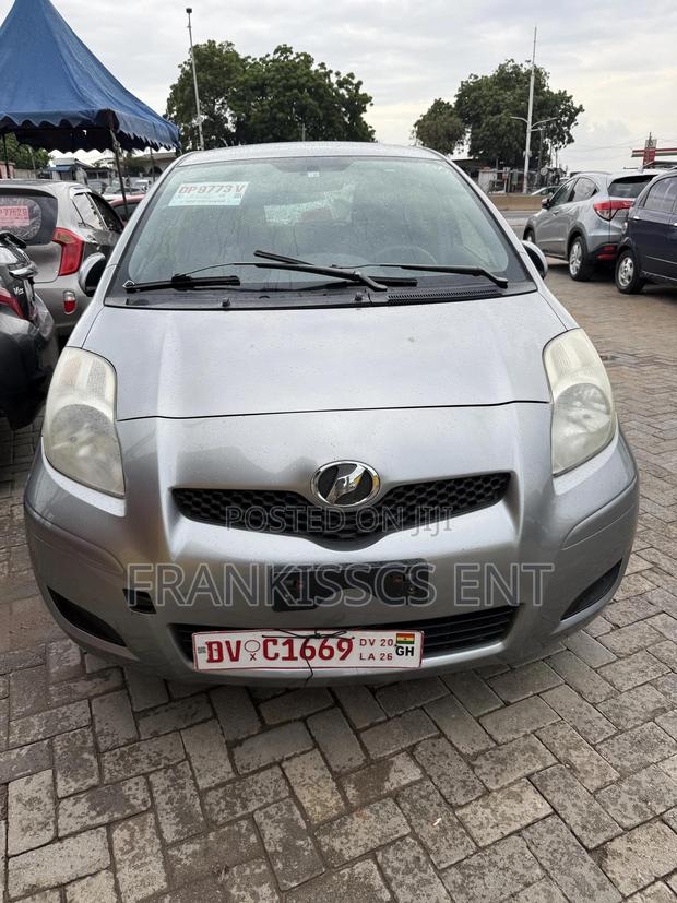 Toyota Vitz 1.3 FWD 5dr 2010 Gray