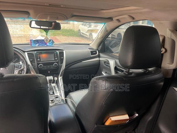 Mitsubishi Montero Sport 2021 Silver