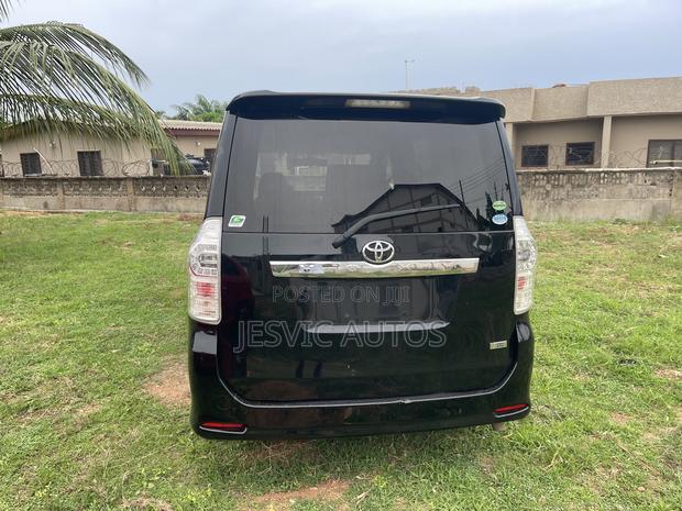 Toyota Voxy 2012 Black