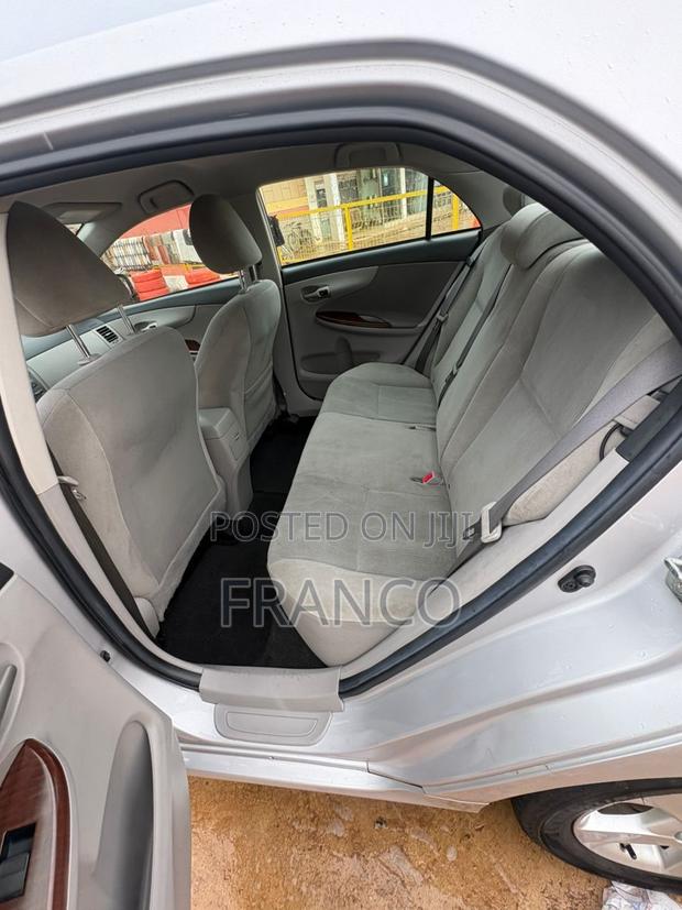 Toyota Corolla LE 4dr Sedan (1.8L 4cyl 4A) 2012 Silver