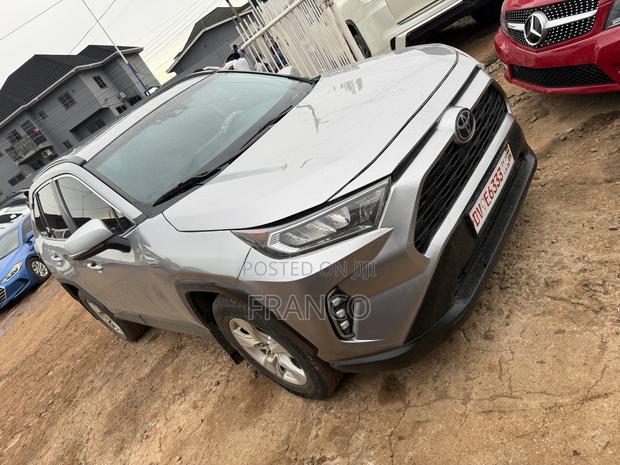 Toyota RAV4 XLE AWD 2020 Silver