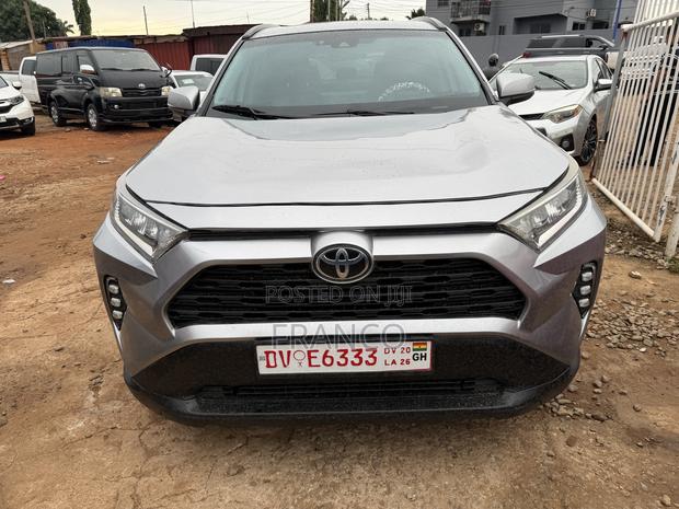 Toyota RAV4 XLE AWD 2020 Silver