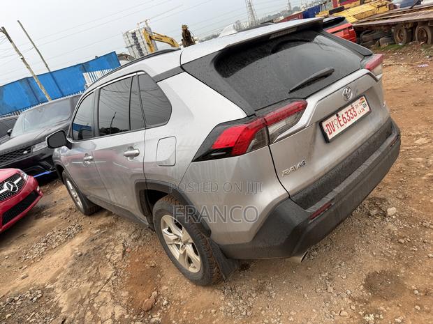 Toyota RAV4 XLE AWD 2020 Silver