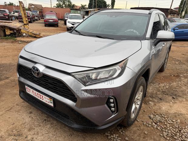 Toyota RAV4 XLE AWD 2020 Silver