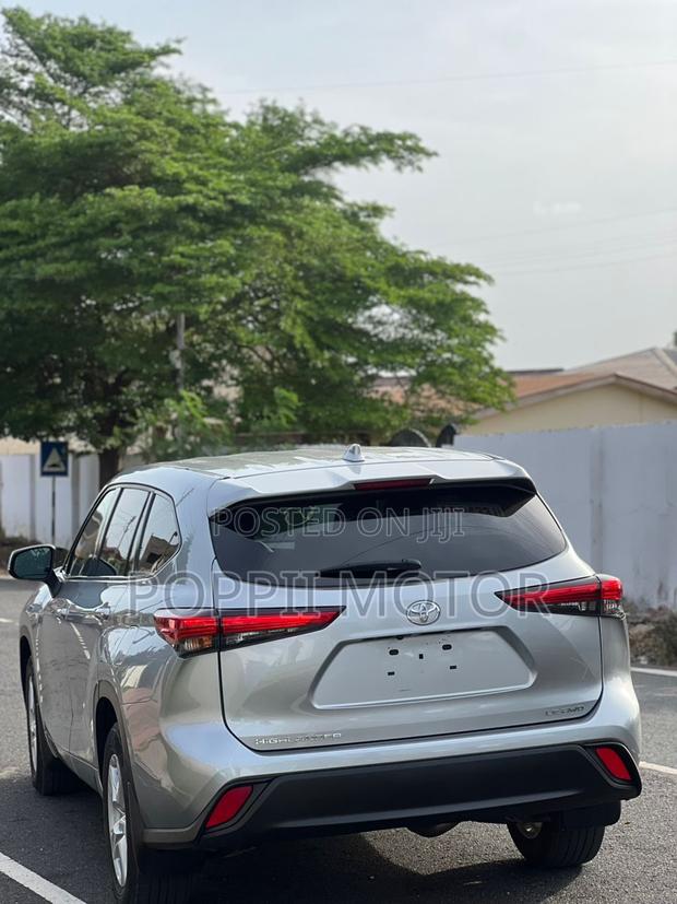 Toyota Highlander LE 2021 Silver