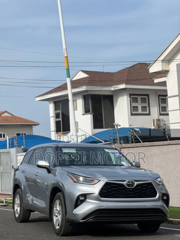 Toyota Highlander LE 2021 Silver