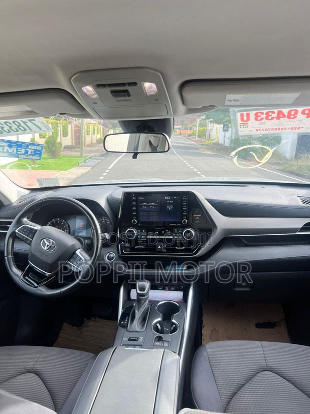 Toyota Highlander LE 2021 Silver
