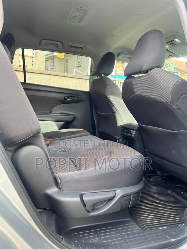 Toyota Highlander LE 2021 Silver