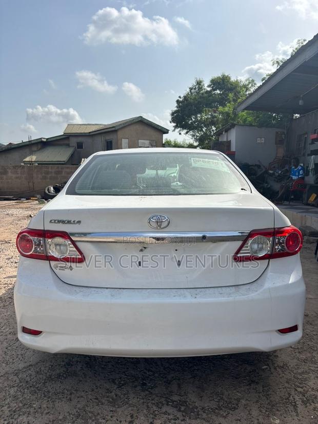 Toyota Corolla LE Special Edition 4dr Sedan (1.8L 4cyl 4A) 2013 White