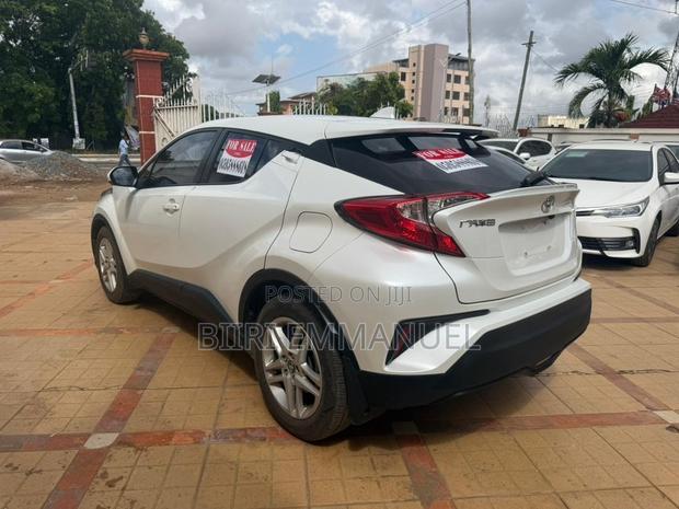 Toyota C-HR XLE 2022 White