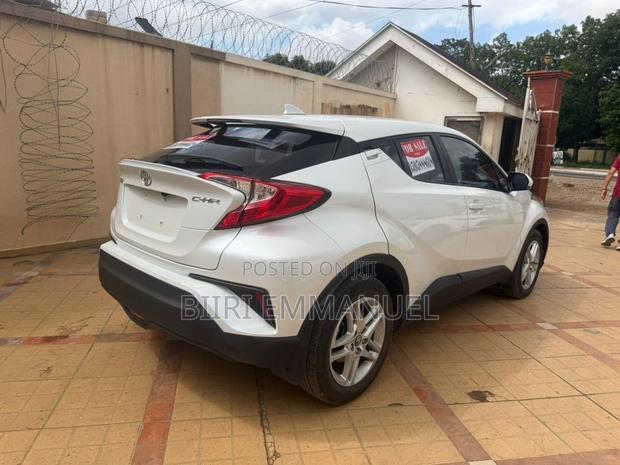 Toyota C-HR XLE 2022 White